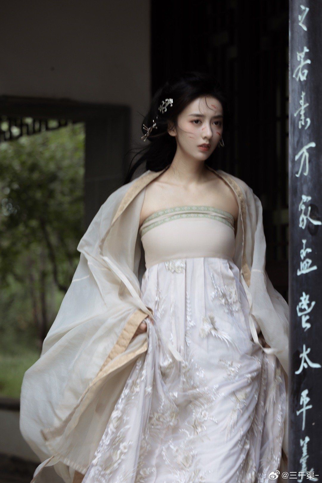 The Splendid Tapestry of the Dark-Patterned Horseface Skirt with its Zhijinyi Embroidery The Splendid Tapestry of the Dark-Patterned Horseface Skirt with its Zhijinyi Embroidery