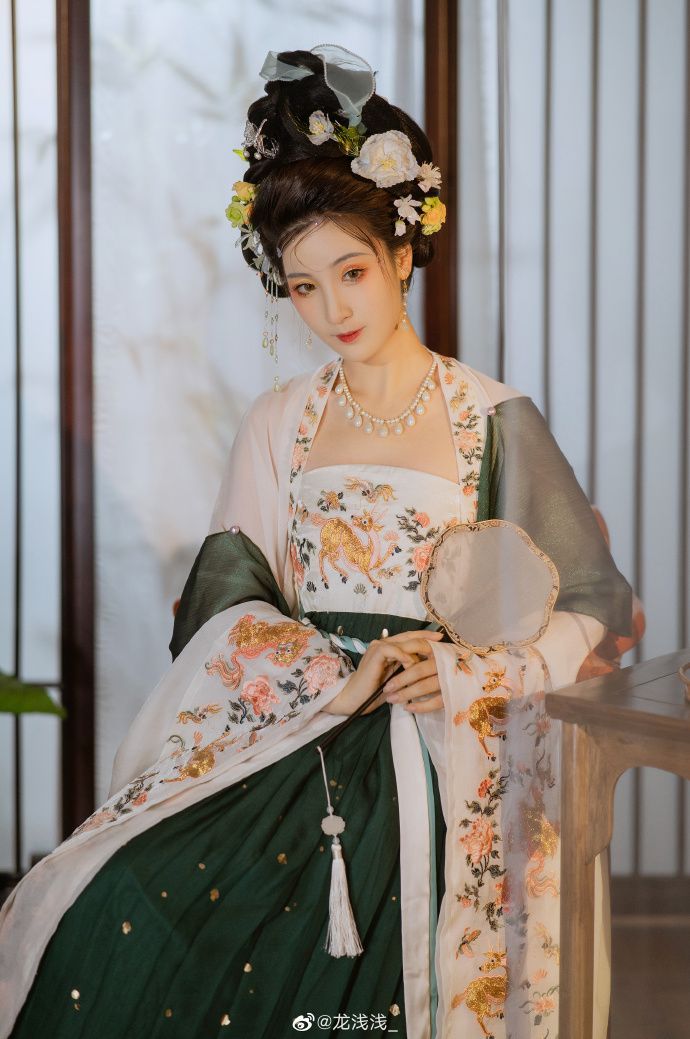 Embracing the New Chinese-Style Cheongsam Suit Embracing the New Chinese-Style Cheongsam Suit