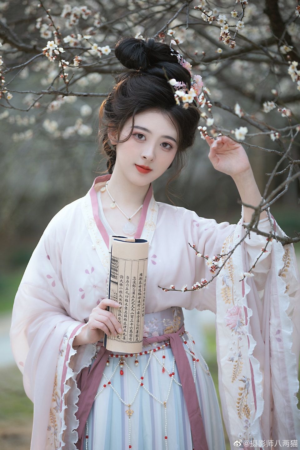 The Splendor of Waisted-Style Hanfu Costumes in the Wei and Jin Dynasties The Splendor of Waisted-Style Hanfu Costumes in the Wei and Jin Dynasties