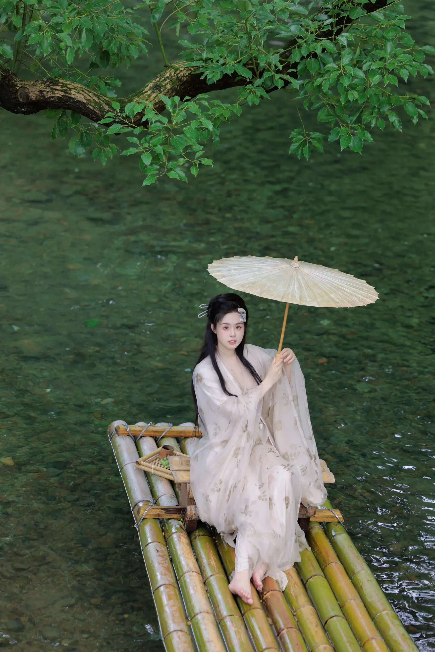 Little Girl in a Splendid Hanfu Headdress:The Charm of Traditional Chinese Costume Little Girl in a Splendid Hanfu Headdress:The Charm of Traditional Chinese Costume