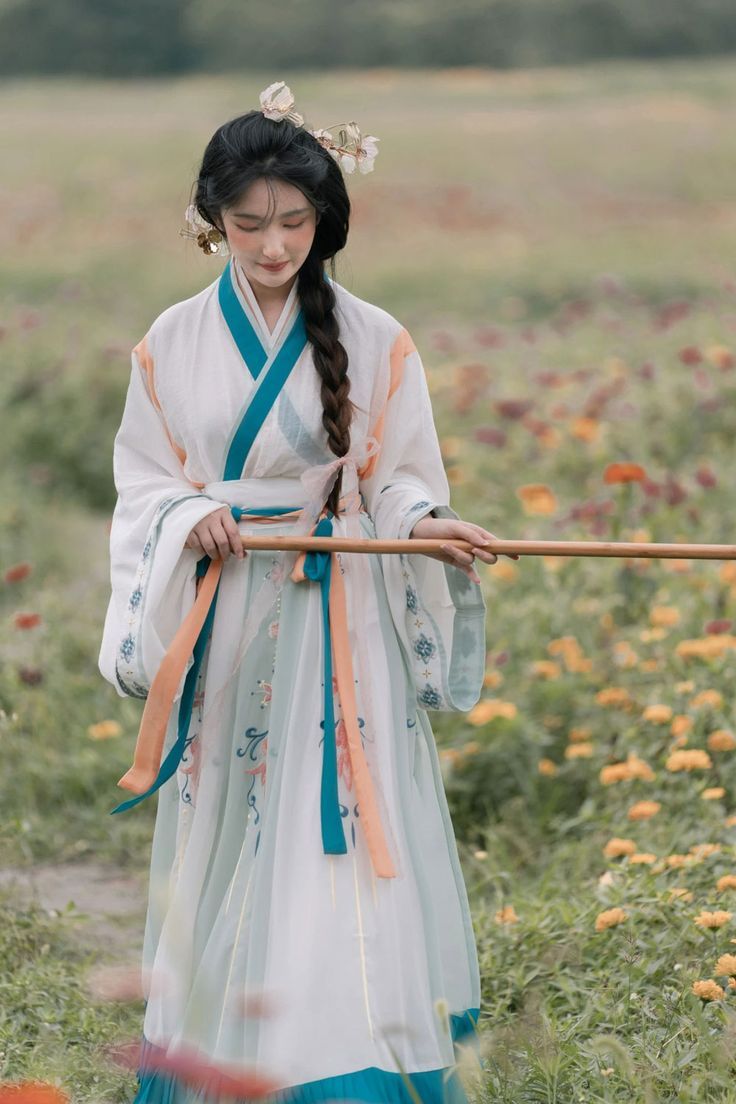 Cloud Dream Silk:The Revival of Hanfu Traditional Chinese Clothing