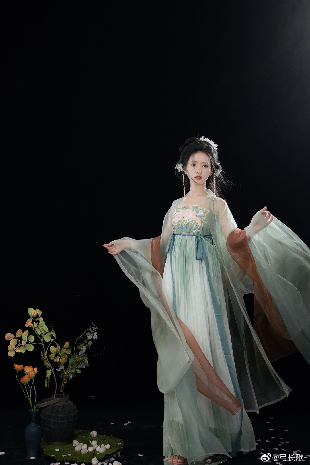 Maternity Cheongsam:Embracing Pregnancy in Traditional Elegance Maternity Cheongsam:Embracing Pregnancy in Traditional Elegance