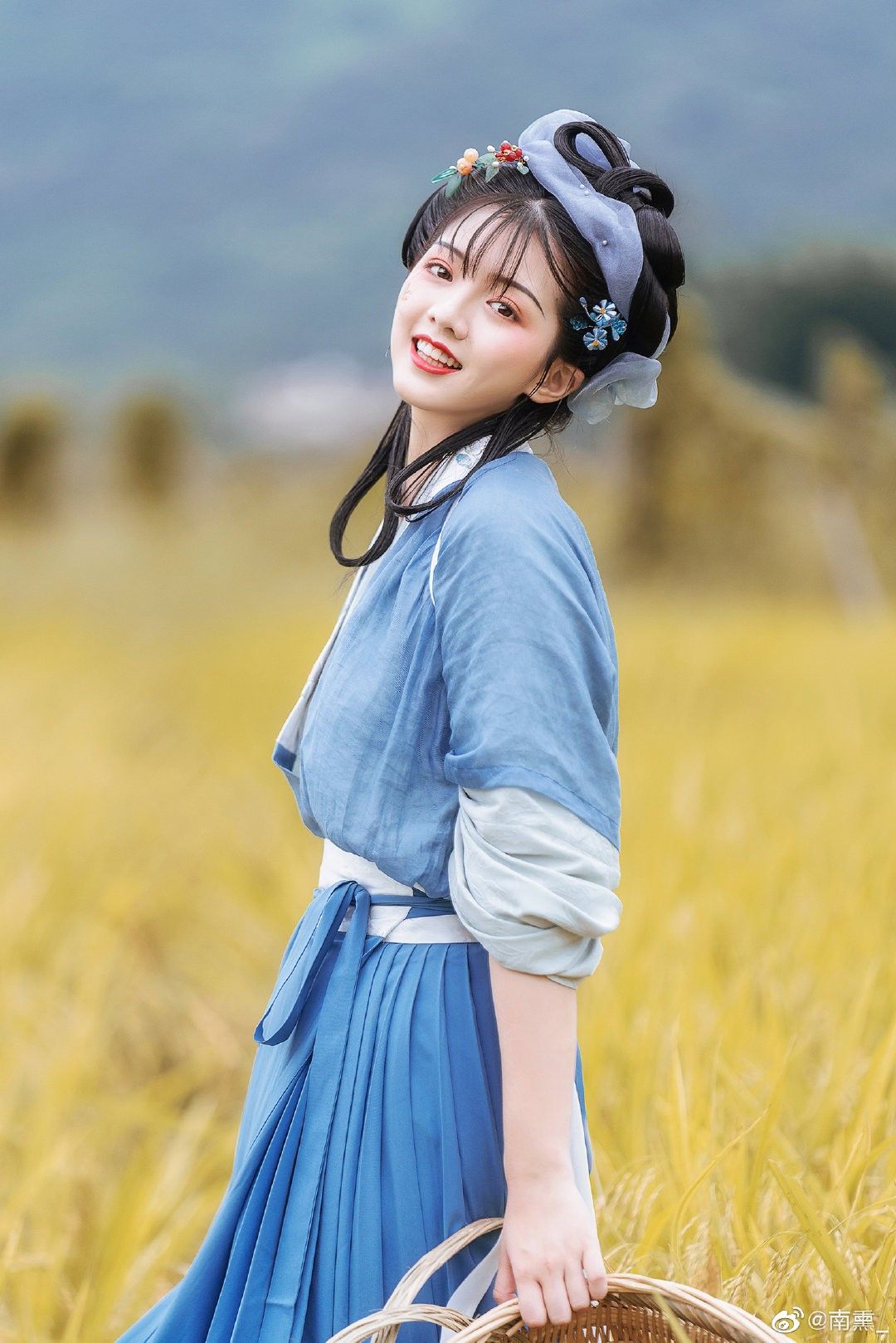 The Splendor of Hanfu:The Symbolic Dance of the Phoenix The Splendor of Hanfu:The Symbolic Dance of the Phoenix