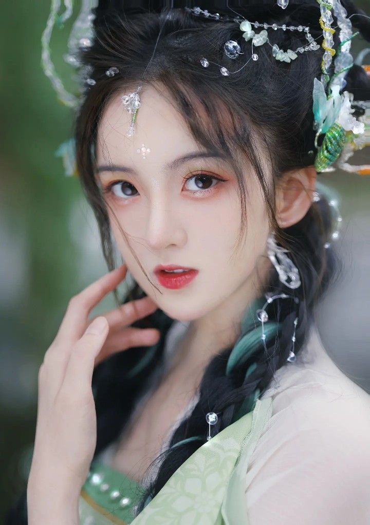 Blooming Gorges:The Original Hanfu Fashion in a World of Splendid Splendor Blooming Gorges:The Original Hanfu Fashion in a World of Splendid Splendor