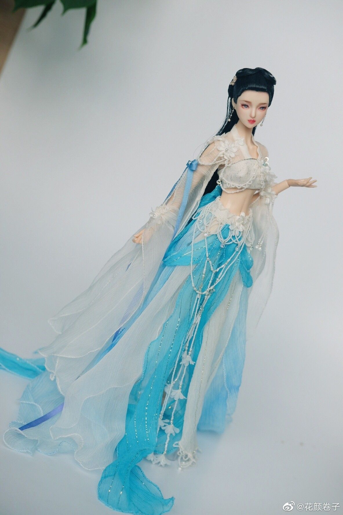 Reimagining the Cheongsam:A New Low-neck Design for Modern Elegance Reimagining the Cheongsam:A New Low-neck Design for Modern Elegance