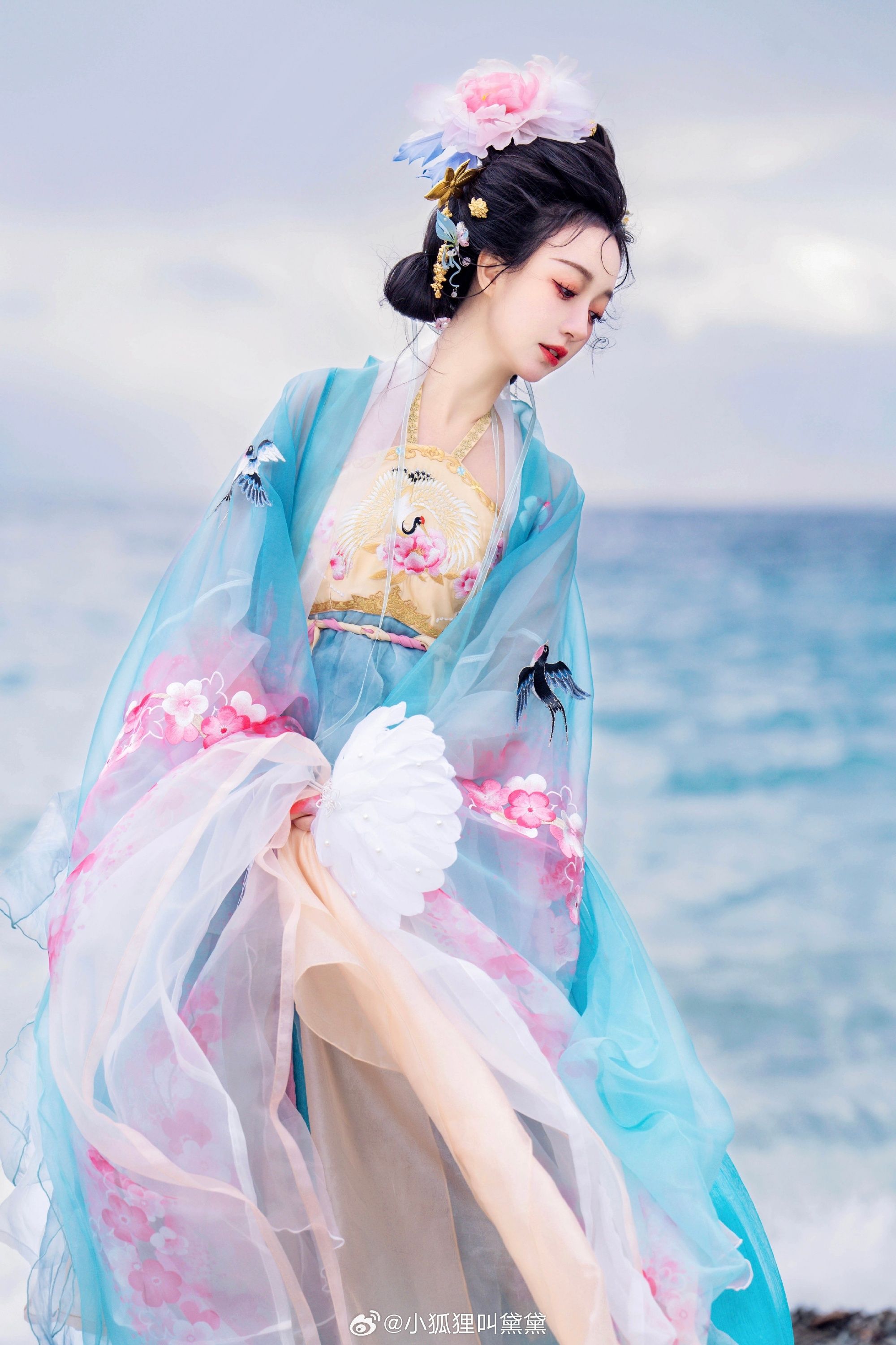 Embracing the Ethereal Elegance of Bone-Eroded Cheongsam Embracing the Ethereal Elegance of Bone-Eroded Cheongsam