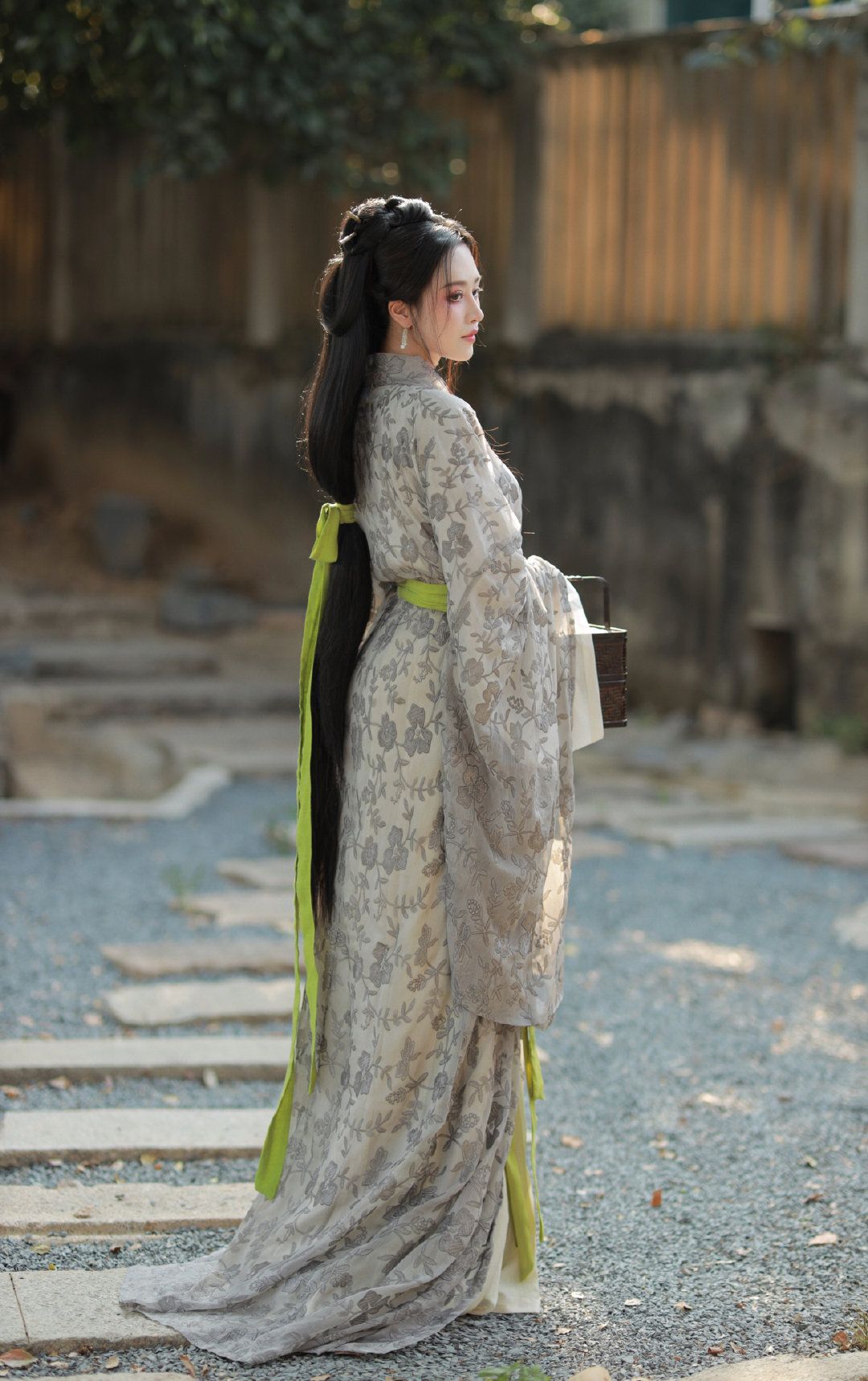 Opening the Door to Original Hanfu:The Dawn of Summers Lovely Pinellia Opening the Door to Original Hanfu:The Dawn of Summers Lovely Pinellia