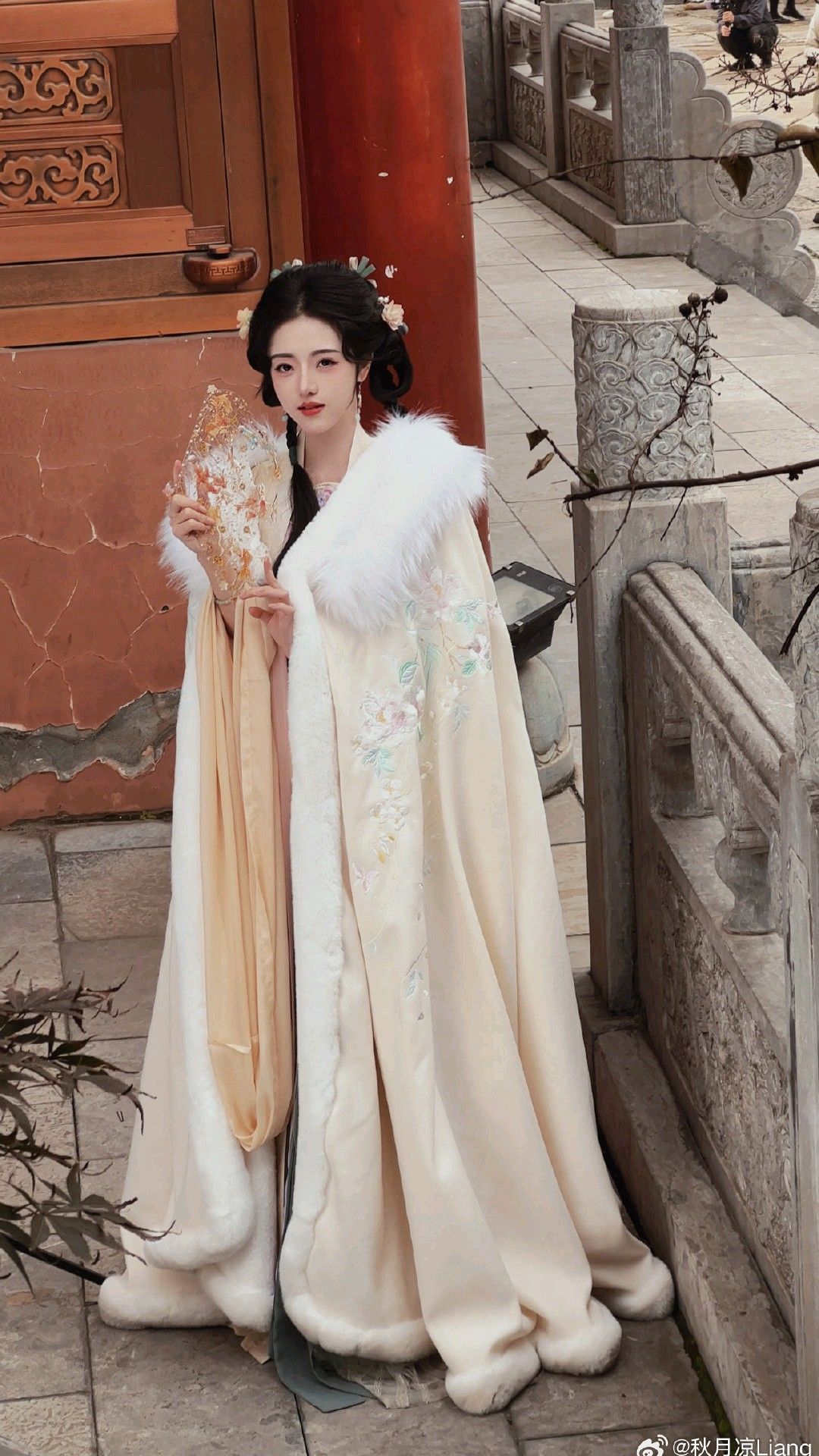 Dance and Cheongsam:The Enchantment of Net Fabric in Traditional Dance Costumes Dance and Cheongsam:The Enchantment of Net Fabric in Traditional Dance Costumes