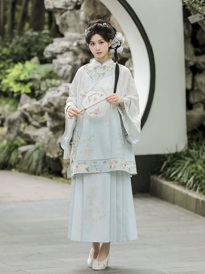 The Art of Cheongsam:Dual-Color Placket Edges and盘扣 The Art of Cheongsam:Dual-Color Placket Edges and盘扣