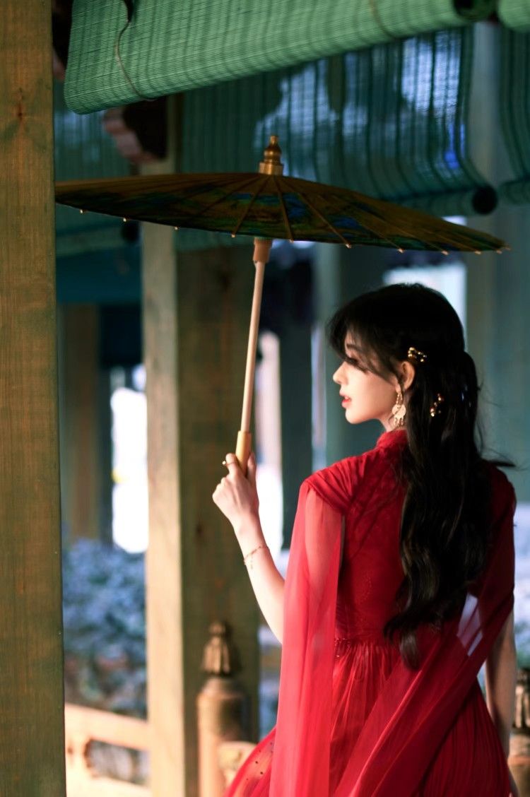 Ethereal Splendor:The Glass-like Hanfu,Spiral Beads,and the Golden Garuda Ethereal Splendor:The Glass-like Hanfu,Spiral Beads,and the Golden Garuda