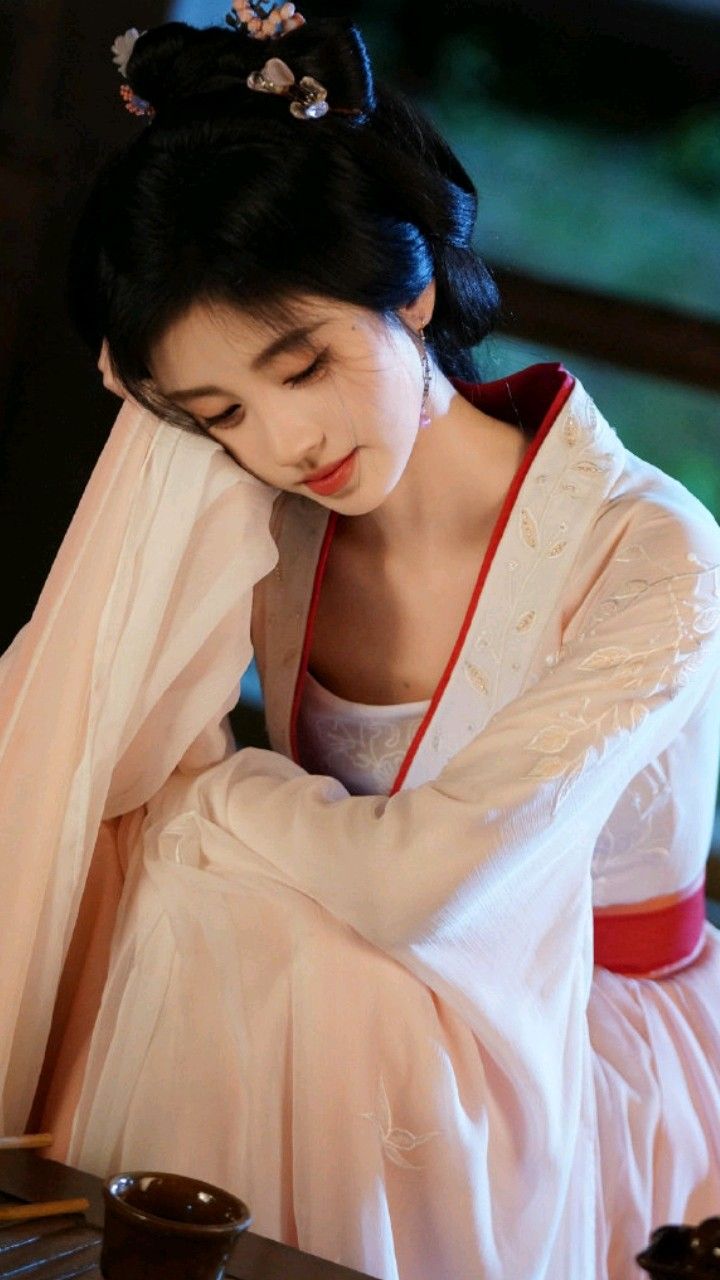 Embroidered Cheongsam Dress:A Modern Evolution Embroidered Cheongsam Dress:A Modern Evolution