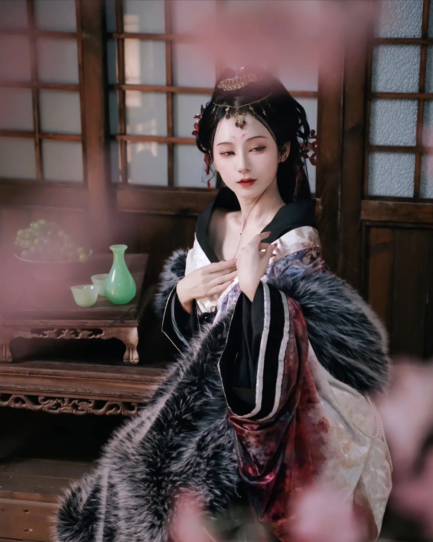 The Allure of Hanfu Fashion:The Elegant Fringes of Fans as Fashion Accessories The Allure of Hanfu Fashion:The Elegant Fringes of Fans as Fashion Accessories