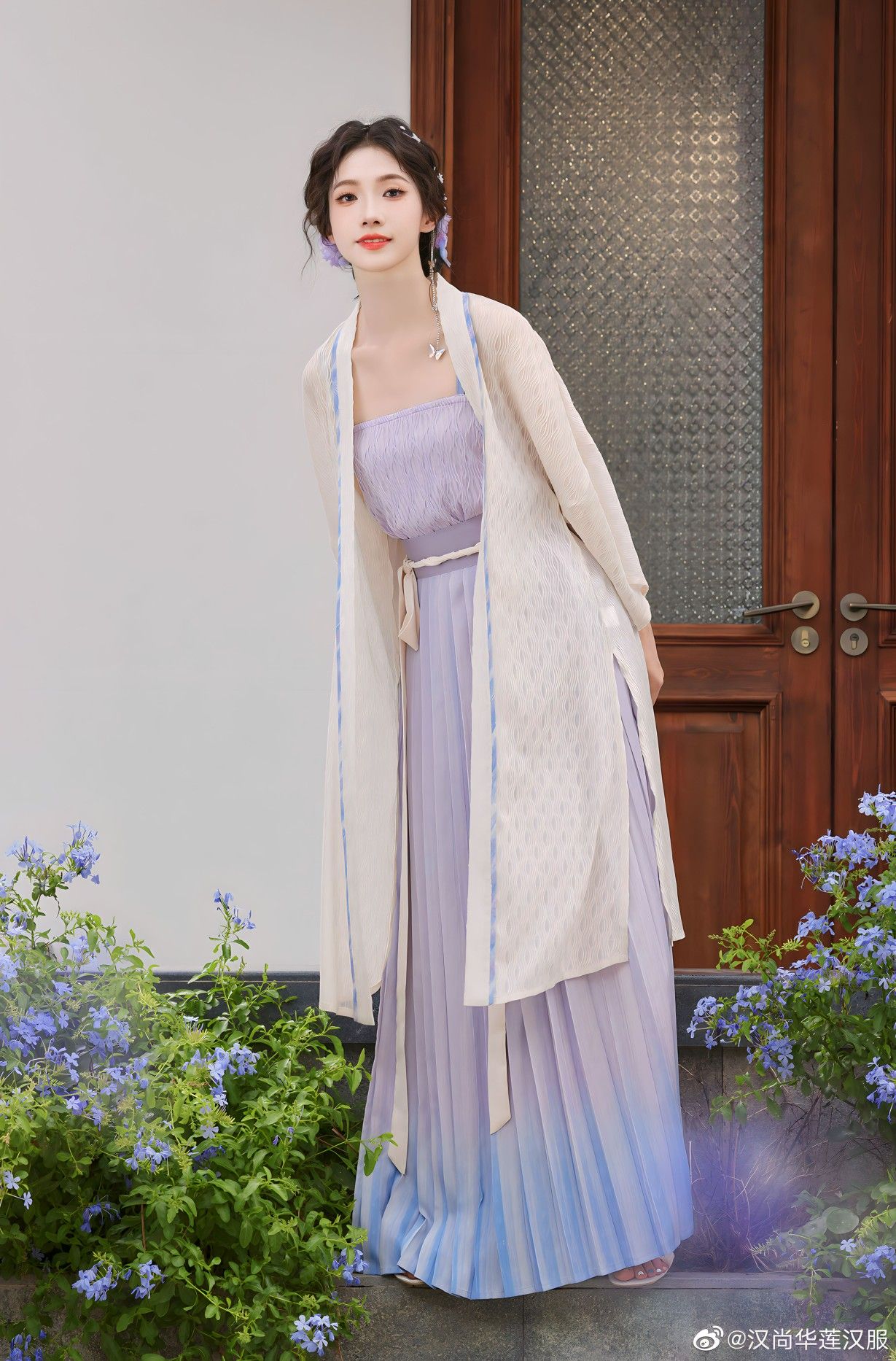 Graduation Photos with Plumed Horse Skirt:A Cultural Celebration Graduation Photos with Plumed Horse Skirt:A Cultural Celebration