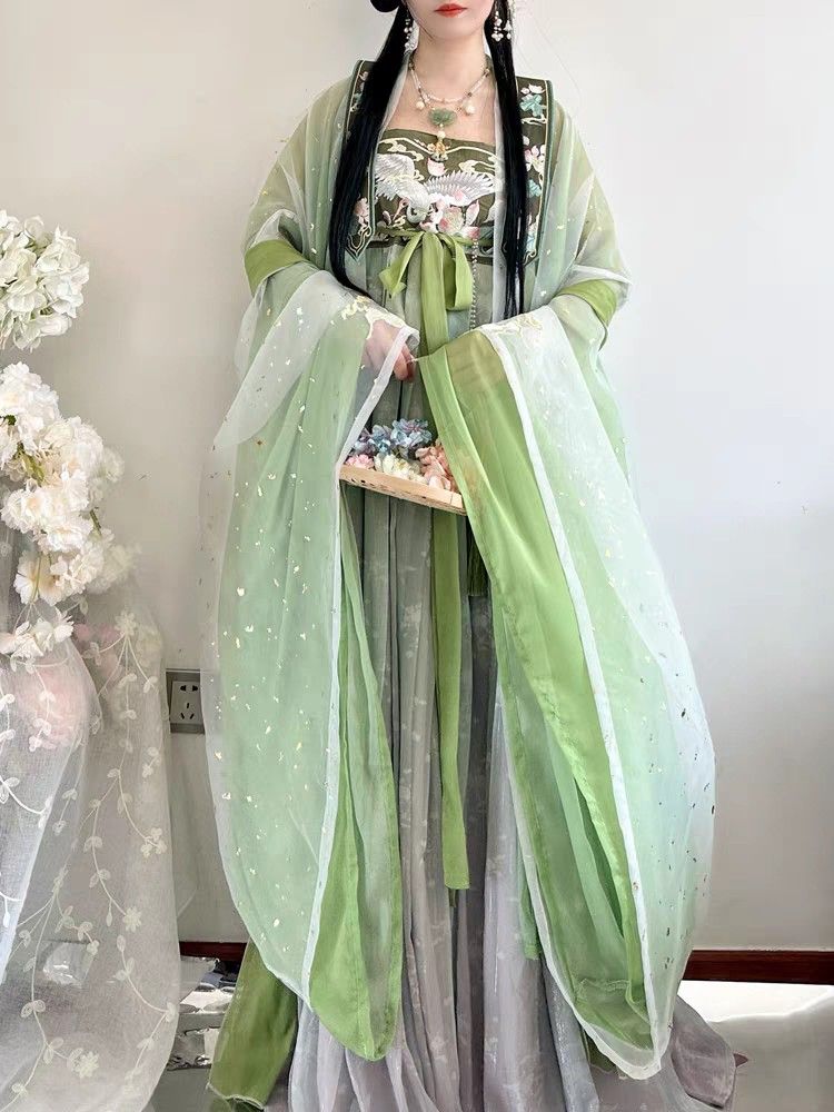 Headdress and Hanfu Fashion:The Story of a Woman in Traditional Chinese Headwear Headdress and Hanfu Fashion:The Story of a Woman in Traditional Chinese Headwear