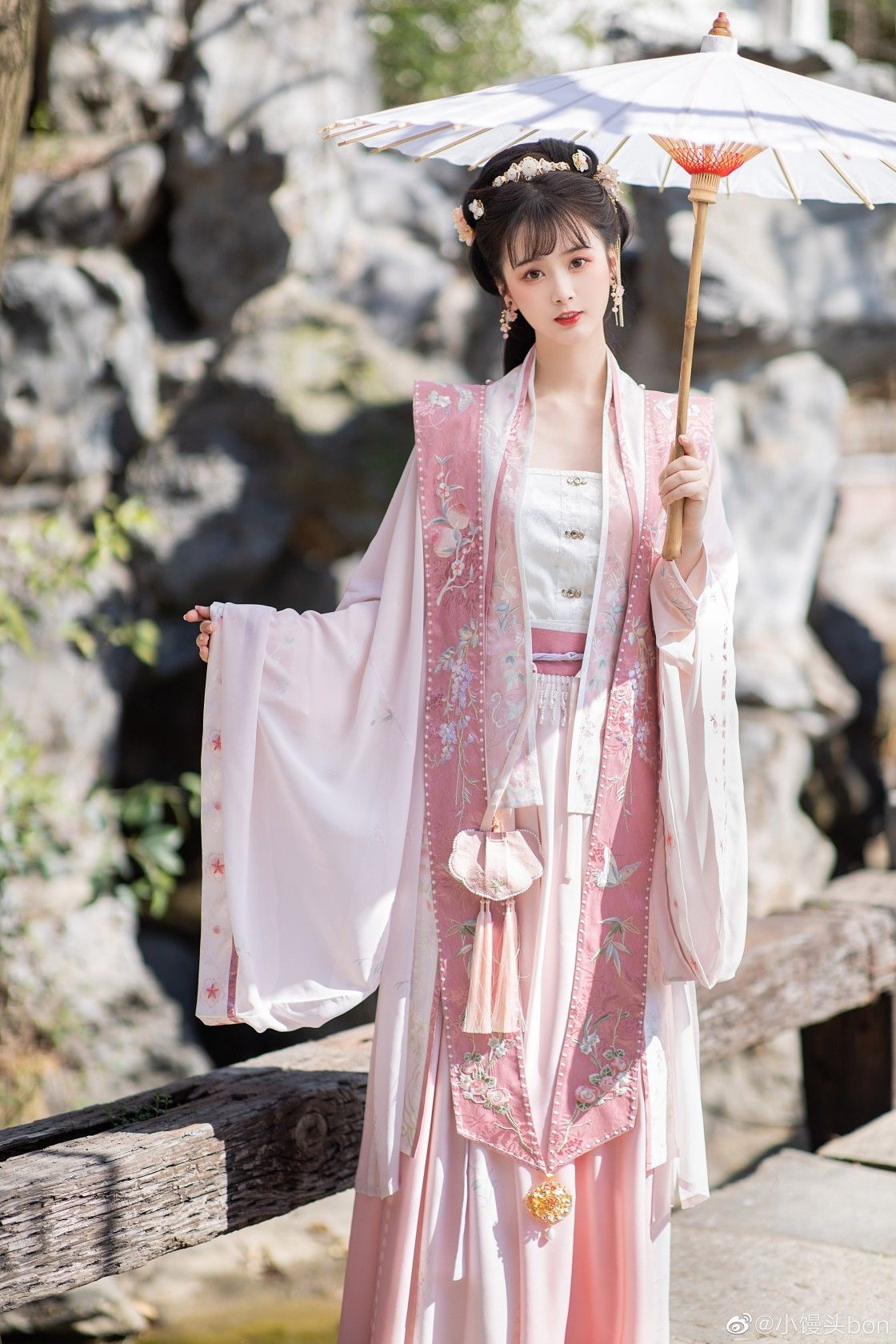 Elegant Elegance:Exploring the Charm of Le Yanyans Hanfu in the Song of Changge Elegant Elegance:Exploring the Charm of Le Yanyans Hanfu in the Song of Changge