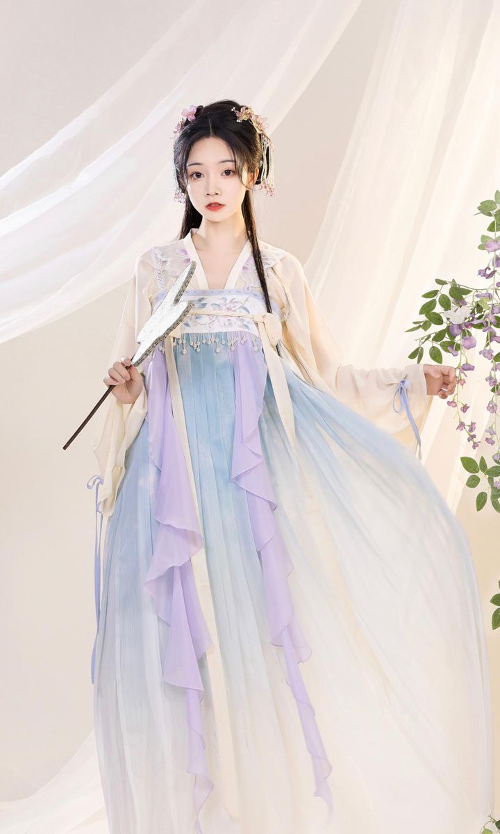 Summer Elegance:The Cheongsam,Shawl,and Fringes Summer Elegance:The Cheongsam,Shawl,and Fringes