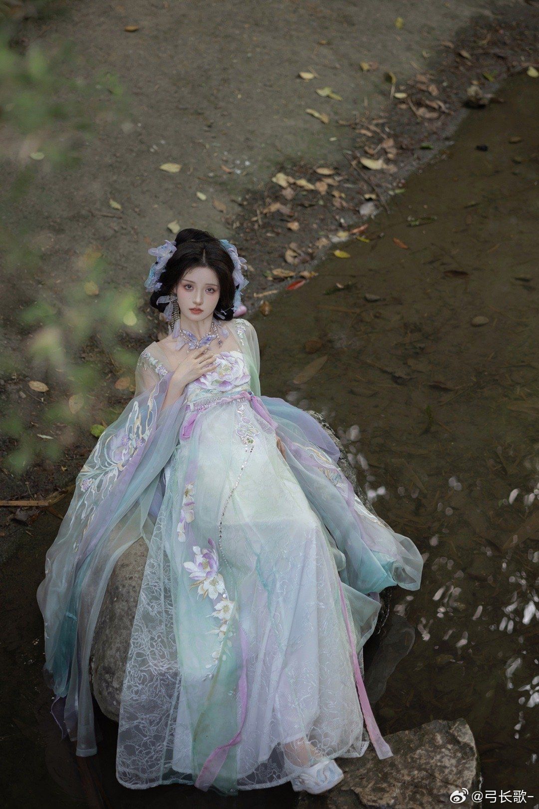 A Student in Traditional Hanfu:An Ancient Beauty in Modern Times A Student in Traditional Hanfu:An Ancient Beauty in Modern Times