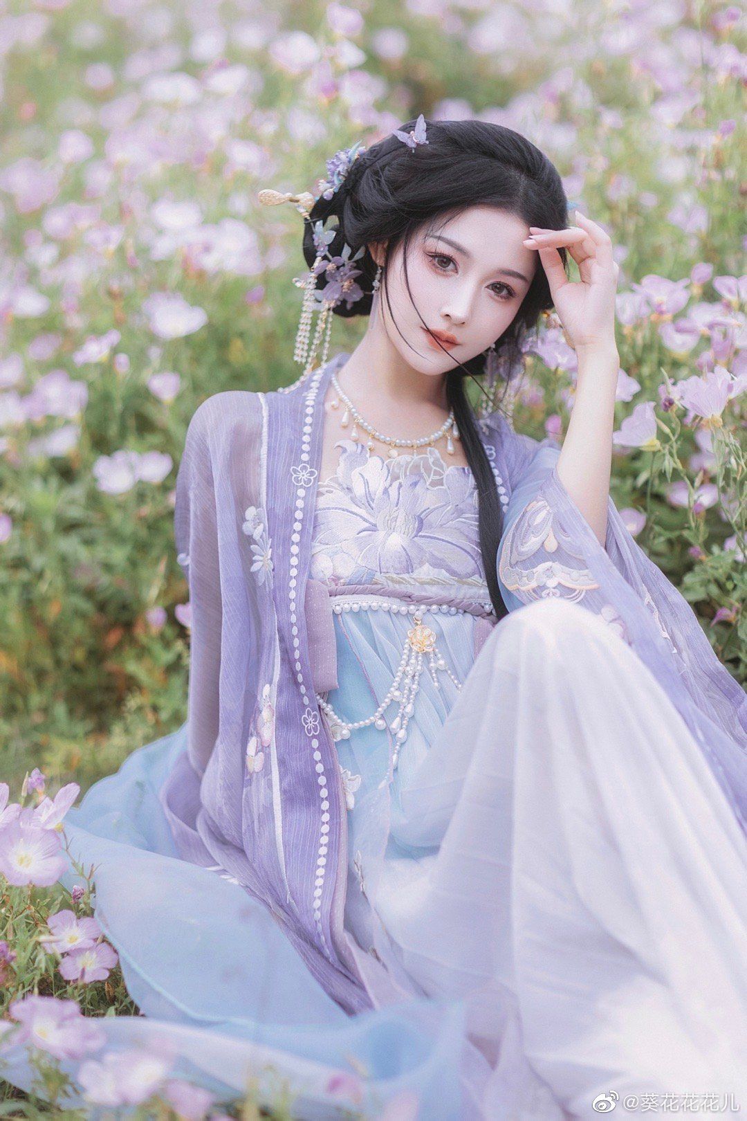 Ethereal Adulthood in Traditional Hanfu Fashion Ethereal Adulthood in Traditional Hanfu Fashion