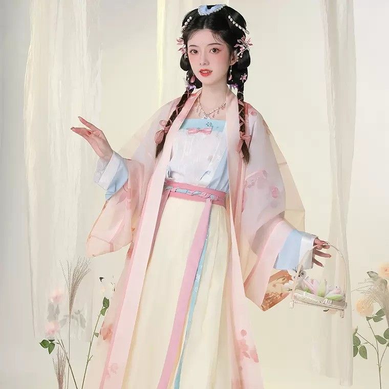 Summer in Hanfu:A 12-Year-Old Girls Journey into Traditional Chinese Fashion Summer in Hanfu:A 12-Year-Old Girls Journey into Traditional Chinese Fashion
