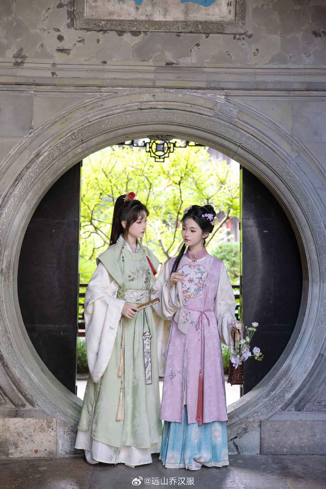 Embracing Traditional Elegance:The Rise of the Plunging-Neck Cheongsam Embracing Traditional Elegance:The Rise of the Plunging-Neck Cheongsam
