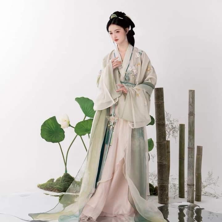 Embracing the Elegance of High-Slit Cheongsam:A Journey into Traditional Chinese Attire Embracing the Elegance of High-Slit Cheongsam:A Journey into Traditional Chinese Attire