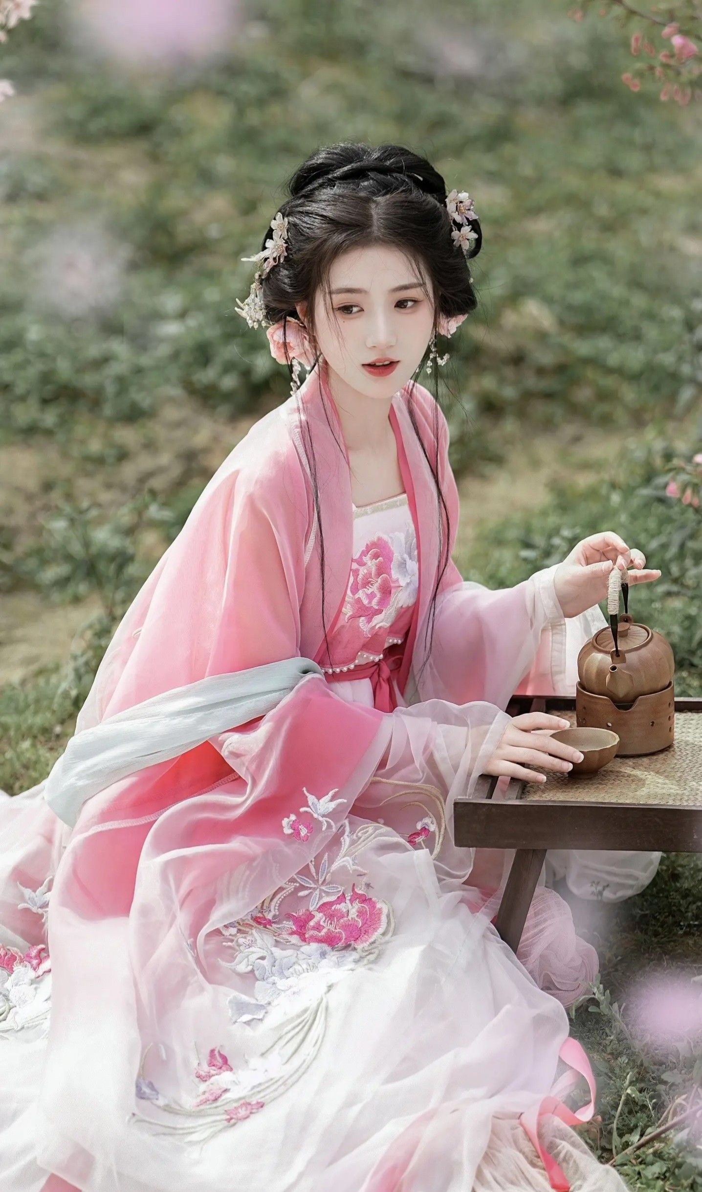 The Splendid Beauty of the Horseface Skirt and its螺钿Embroidery The Splendid Beauty of the Horseface Skirt and its螺钿Embroidery