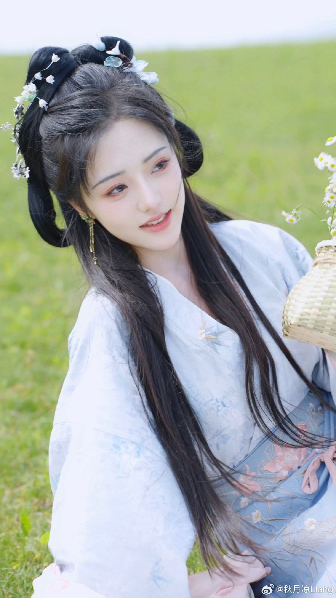 Vibrant Red Hanfu:The Elegance of a Traditional Chinese Fashion Vibrant Red Hanfu:The Elegance of a Traditional Chinese Fashion