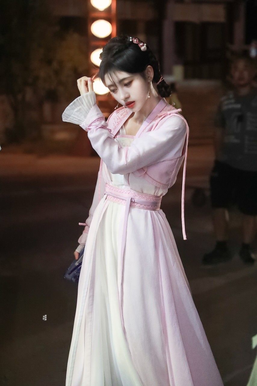 Exploring the Originality of Yaochi Hanfu:The Journey of Traditional Chinese Fashion