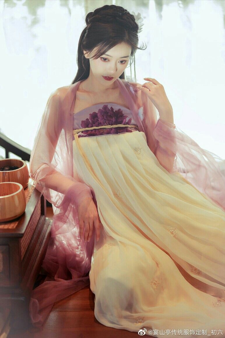 Embracing the Elegance of Forget-Me-Not Flower Cheongsam Embracing the Elegance of Forget-Me-Not Flower Cheongsam