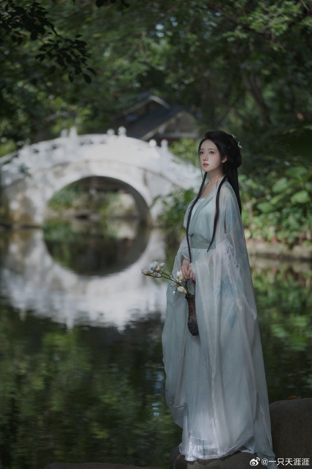 The Enchanting Girl in Traditional Hanfu Fashion:A Rising Star on the Internet The Enchanting Girl in Traditional Hanfu Fashion:A Rising Star on the Internet