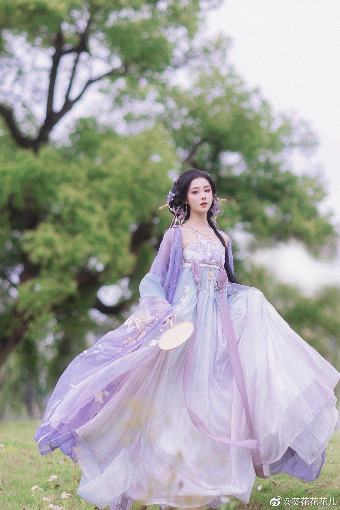 The Imperial Queen in Ancient Hanfu:A Glimpse into the Life of a Chinese Empress The Imperial Queen in Ancient Hanfu:A Glimpse into the Life of a Chinese Empress