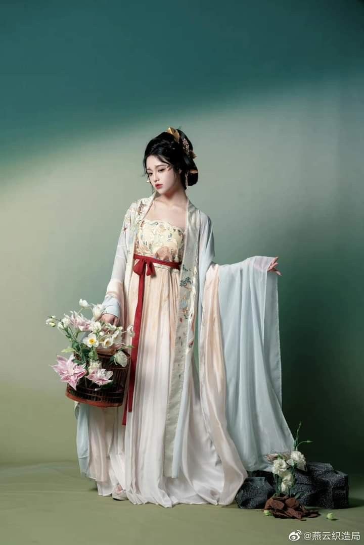 Children in Black and White Cheongsam:A Cultural Blend Children in Black and White Cheongsam:A Cultural Blend