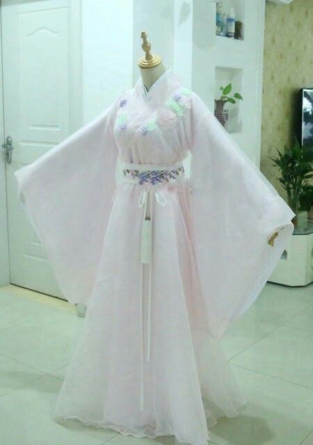 Little Girl in Traditional Hanfu Attire:The Perfect Pairing of Shoes and Hanfu Little Girl in Traditional Hanfu Attire:The Perfect Pairing of Shoes and Hanfu