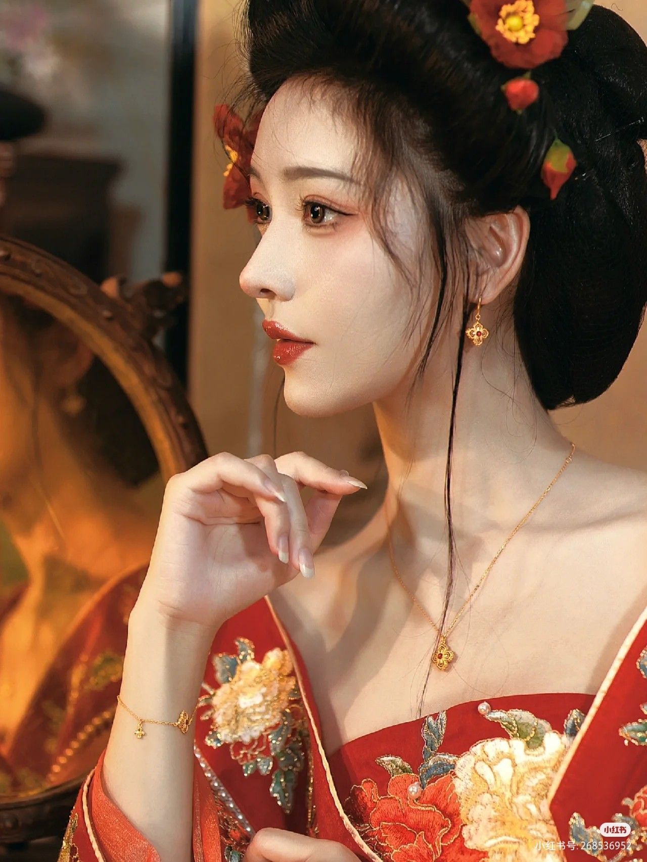 The Allure of Tan Songyuns Qipao:A Closer Look into the Fashion Icons Traditional Elegance The Allure of Tan Songyuns Qipao:A Closer Look into the Fashion Icons Traditional Elegance