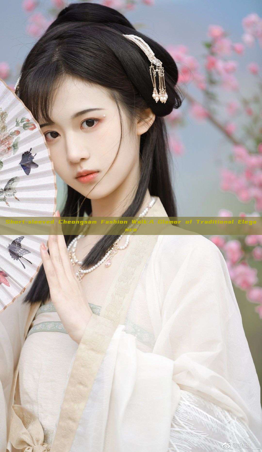 Short-sleeved Cheongsam Fashion Walk:A Glamor of Traditional Elegance Short-sleeved Cheongsam Fashion Walk:A Glamor of Traditional Elegance